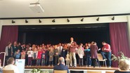 Foto von allen Schülern und Lehrern der Irisschule beim Singen des Schulliedes (vergrößerte Bildansicht wird geöffnet)