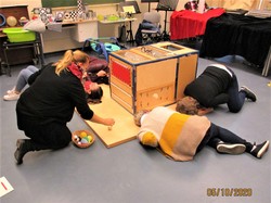 Foto von Kursteilnehmerinnen an der Station zur basalen Stimulation (vergrößerte Bildansicht wird geöffnet)