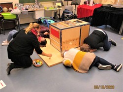 Foto von Kursteilnehmerinnen an der Station zur basalen Stimulation Foto von Kursteilnehmerinnen an der Station zur basalen Stimulation (vergrößerte Bildansicht wird geöffnet)