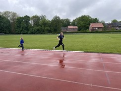 Foto von zwei Schüler:innen auf der Laufbahn beim 800m-Lauf
