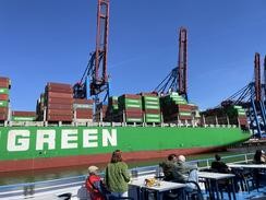 Solch ein riesiges Containerschiff kann 27.000 Container auf einmal transportieren