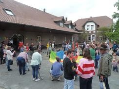 Foto von den Teilnehmer:innen auf dem Hof