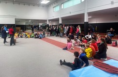 Foto aller Teilnehmer in der Leichtathletikhalle bei der Siegerehrung