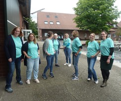 Foto: Mitglieder des Frühförderteams in den neuen türkisfarbenen T-Shirts