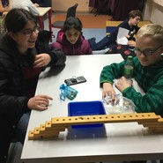 Foto von Irisschülern an einem Spieltisch beim Spielen (vergrößerte Bildansicht wird geöffnet)