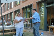 Foto: Ralph Posingies übergibt Reiseführer des Kollegiums (vergrößerte Bildansicht wird geöffnet)