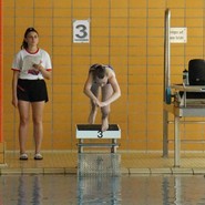 Foto von Lina beim Startsprung (vergrößerte Bildansicht wird geöffnet)
