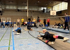 Foto: Kacie Mews, Josée Bauch und Lara Van Stegen sind in Abwehrhaltung auf dem Spielfeld.