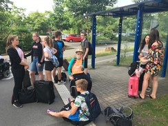 Foto der Teilnehmer der Irisschule mit ihrem Gepäck am Parkplatz