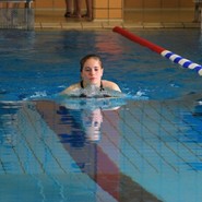 Foto von Diana beim Brustschwimmen (vergrößerte Bildansicht wird geöffnet)