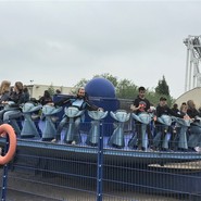 Foto von Abdullah, Arshat und Mohamed auf dem "Crazy Surfer" (vergrößerte Bildansicht wird geöffnet)