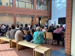 Foto: Schulleiterin Frau Hordt spricht zu allen Teilnehmer:innen in der Aula