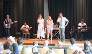 Foto der Entlassschüler mit dem Musikstück "Auf uns" (vergrößerte Bildansicht wird geöffnet)