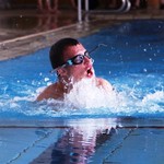 Foto von Max im Wasser (vergrößerte Bildansicht wird geöffnet)