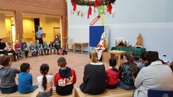 Foto der Schüler mit Lehrern und dem Nikolaus