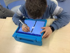 Foto: Schüler zeichnet Linie auf seinem iPad.