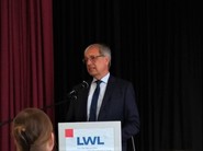 Foto von Herrn Eisenberg von der Bezirksregierung Münster bei seiner Ansprache (vergrößerte Bildansicht wird geöffnet)