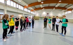 Die Spieler:innen von Münster und den Füchsen Berlin stehen gemischt Spalier und in der Mitte steht Björn Nass.