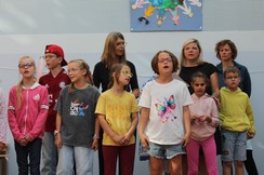 Begrüßungslied der Grundschulklassen