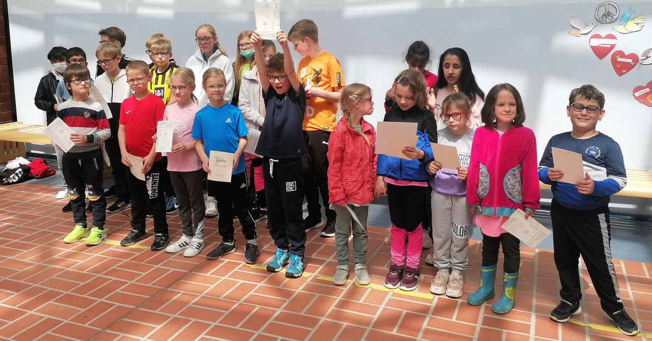 Foto aller Teilnehmer:innen mit ihren Urkunden
