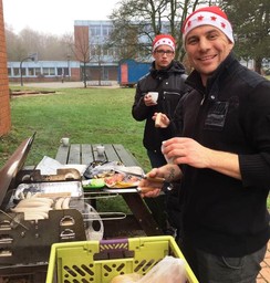 Foto von Max und Herrn Nagel am Grill auf dem Schulhof