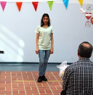 Foto von Schülersprecherin Abrar (vergrößerte Bildansicht wird geöffnet)