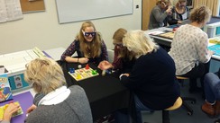 Foto von Erzieherinnen beim Erproben von Spielen unter Simulationsbrillen