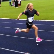 Foto von Laila beim 50-m-Sprint (vergrößerte Bildansicht wird geöffnet)