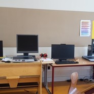 Foto eines Computerarbeitsplatzes in einer Klasse (vergrößerte Bildansicht wird geöffnet)