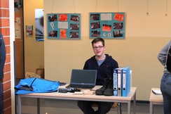 Foto von Erik an seinem Präsentationstisch