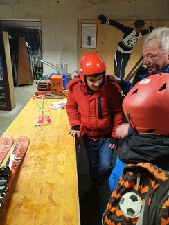 Foto von Schülern im Skiverleih am Ausgabetresen