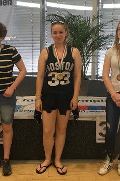 Foto von Diana bei der Siegerehrung mit ihrer Goldmedaille
