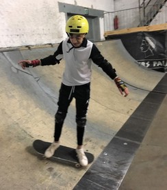 Foto von Mohamed auf dem Skateboard beim Anfahren einer Rampe