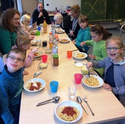 Foto von der Teilnehmern beim Mittagessen