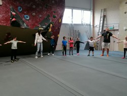 Foto von den Schüler:innen beim Aufwärmen (vergrößerte Bildansicht wird geöffnet)