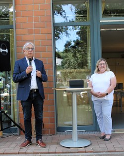Foto: Herr Eisenberg mit Elisabeth Hordt (vergrößerte Bildansicht wird geöffnet)