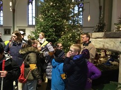 Foto der Gruppe an der Krippe