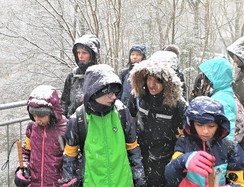 Foto der Gruppe bei einer Wanderung im Schneetreiben