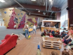 Foto von den der Mitarbeiter:innen der Boulderhalle beim Erklären (vergrößerte Bildansicht wird geöffnet)