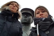 Foto der beiden Teilnehmerinnen mit einer Polizistenstatue (vergrößerte Bildansicht wird geöffnet)