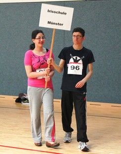 Foto von Turhan und Fatma beim Einlauf der Schulvertreter