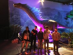 Foto der Klasse 6-7 vor einem großen Dinosaurier