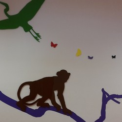 Foto von taktilen Orientierungshilfen mit Affe, Vogel und Schmetterlingen (vergrößerte Bildansicht wird geöffnet)