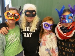 Foto von Teilnehmerinnen mit ihren Masken
