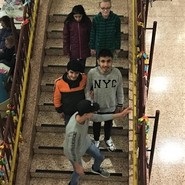 Foto von einigen Irisschülern auf einer Treppe (vergrößerte Bildansicht wird geöffnet)
