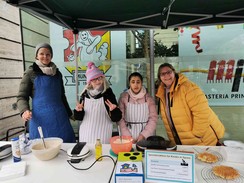 Foto: Ansam und Kacie backen mit Petra und Frau Kolbert Waffeln am Stand