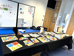 Foto: Tisch mit diversen tastbaren Spielartikeln