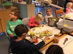 Foto der Vorschulgruppe beim Schälen und Schneiden der Äpfel