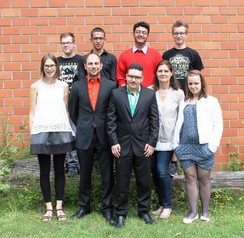 Foto von Mert mit seinen Klassenkameraden