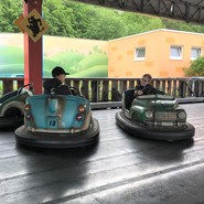 Foto von Lennart und Mohamed auf dem Autoscooter (vergrößerte Bildansicht wird geöffnet)